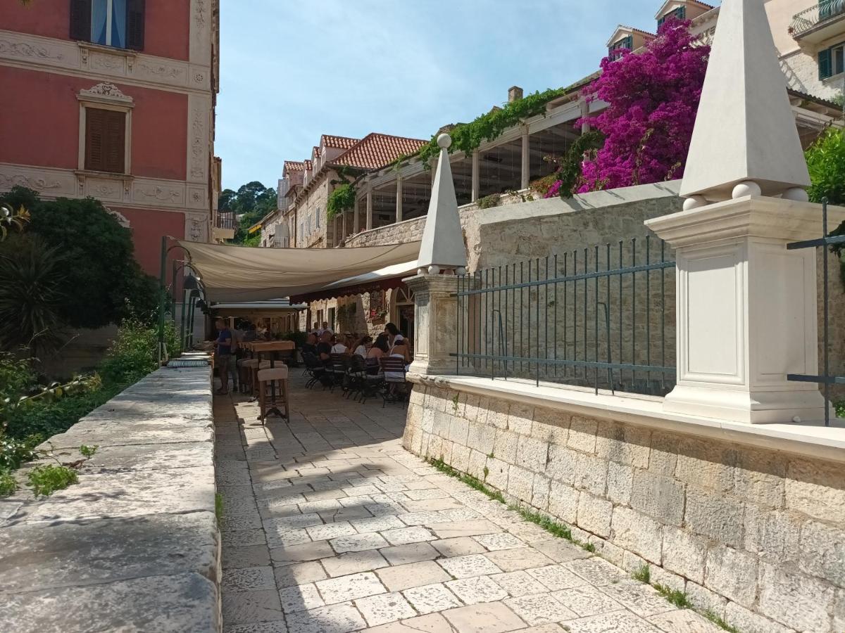 Jesliving Hvar - 2 Bedroom Elegant Apartment With Sea View In Historic Center Of Хвар Екстер'єр фото